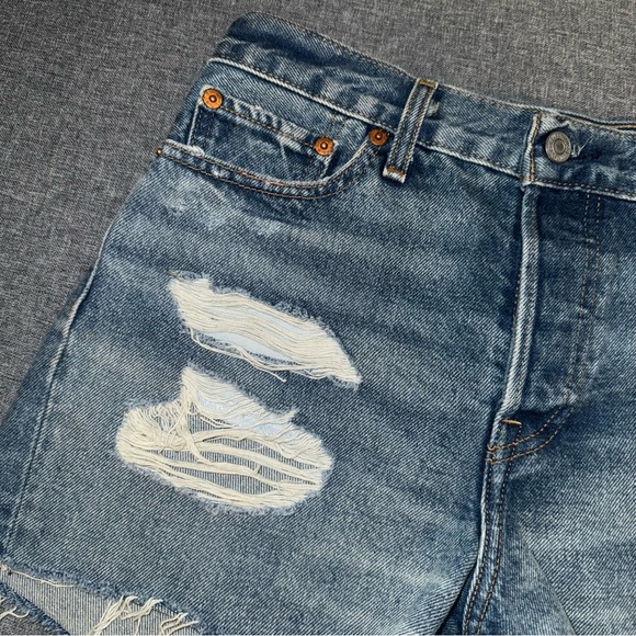 Levi's Distressed Wedgie Short Medium Wash - Picture 4 of 8